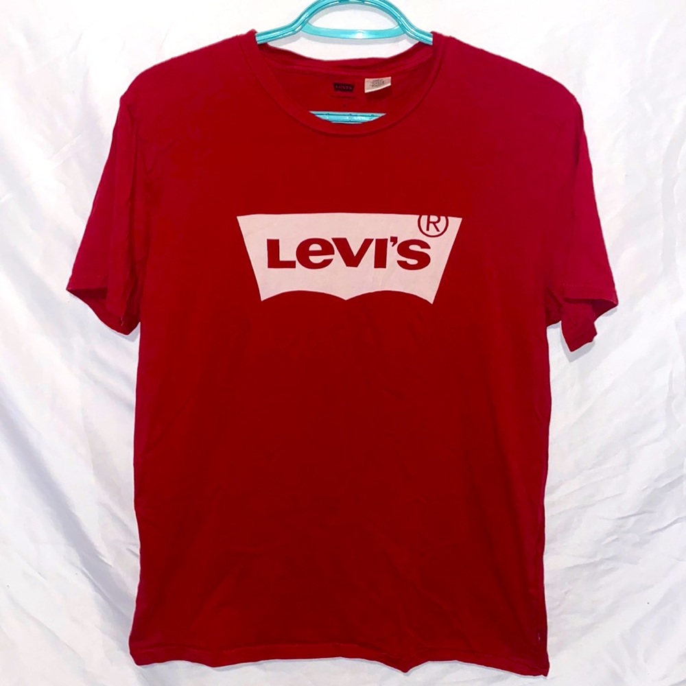 Women’s Levi’s t shirt